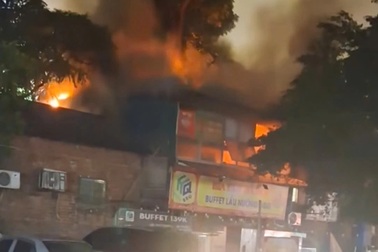 Quán lẩu nướng ở Hà Nội bốc cháy ngùn ngụt