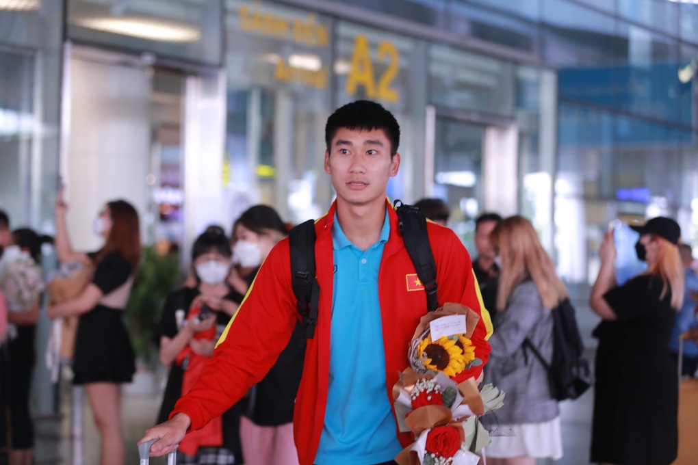 U23 Việt Nam về nước, người hâm mộ chào đón ở sân bay Nội Bài - 1 U23 Việt Nam về nước, người hâm mộ chào đón ở sân bay Nội Bài - 1