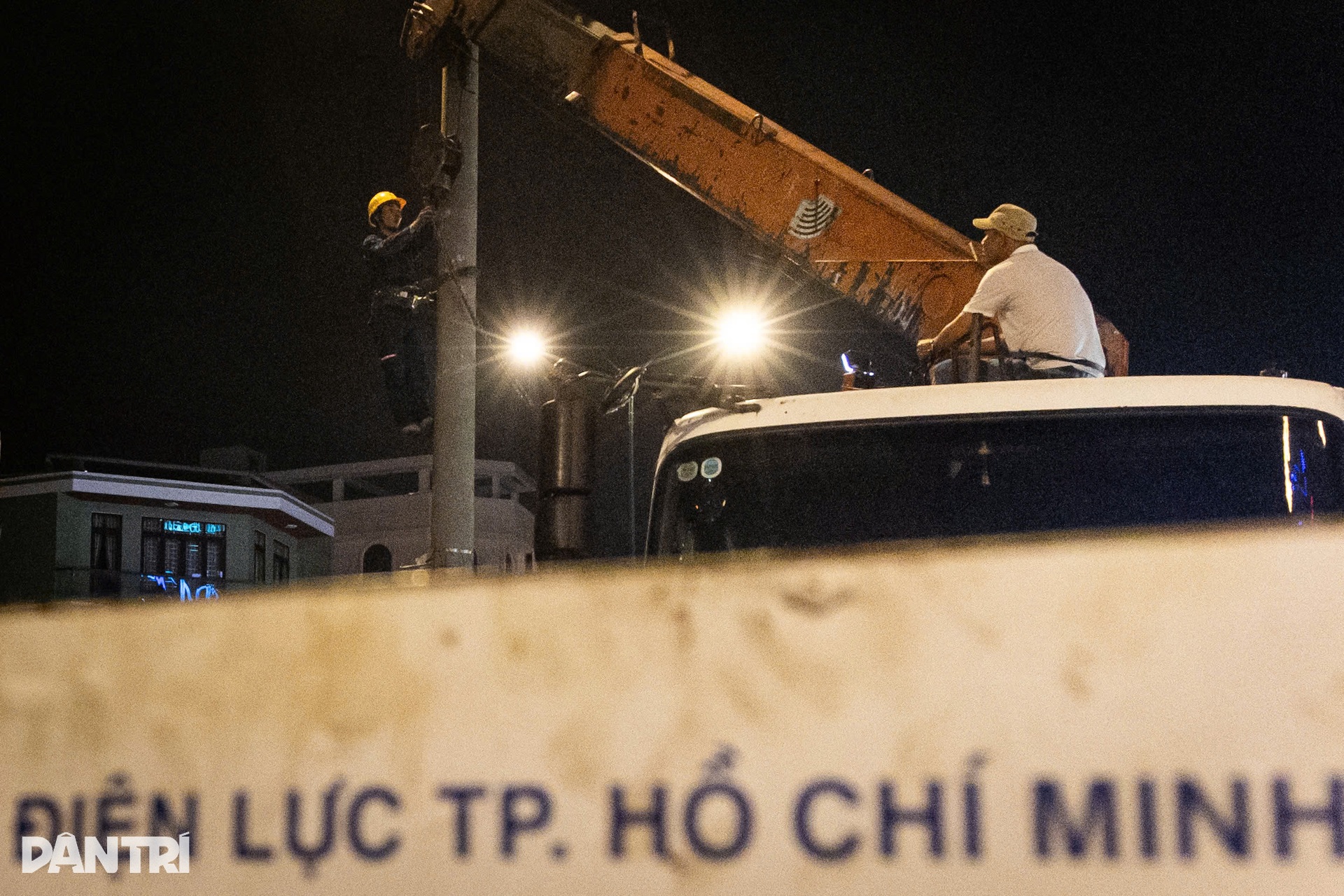 Xuyên đêm di dời 76 cột điện nằm giữa đường ở TPHCM - 11 Xuyên đêm di dời 76 cột điện nằm giữa đường ở TPHCM - 11