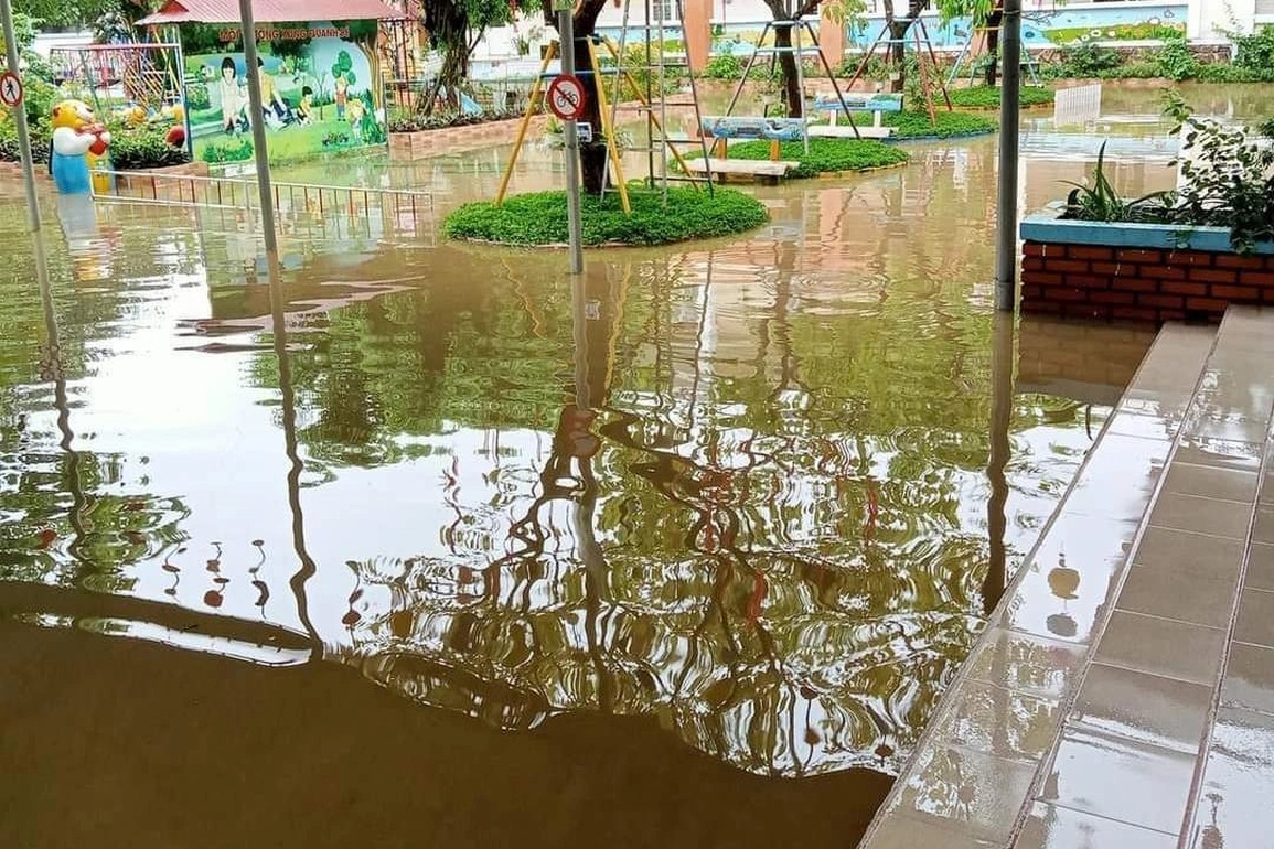 Đường phố Quảng Ngãi ngập sâu sau trận mưa lớn bất thường - 8 Đường phố Quảng Ngãi ngập sâu sau trận mưa lớn bất thường - 8