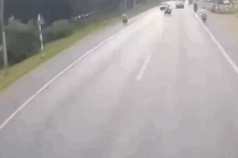 Xe máy sang đường kiểu "tự sát" - Nỗi khiếp sợ của người lái ôtô