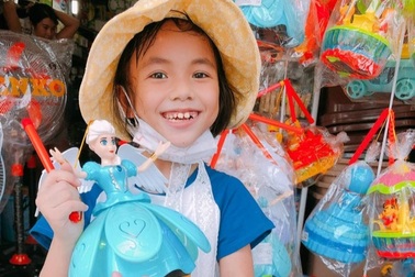 Bé gái liệt 2 chân và sự thay đổi kỳ diệu sau 5 năm được nhận nuôi