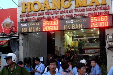 Chủ tiệm vàng Hoàng Mai đòi lại 100 USD bị công an thu giữ