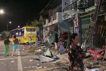 Xe khách giường nằm chở 20 người tông liên hoàn 9 nhà dân