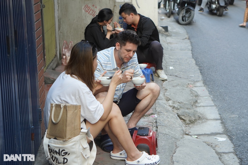 Khách nín thở ăn bánh trôi tàu vừa bưng bát, vừa sợ bị đuổi ở Hà Nội - 3 Khách nín thở ăn bánh trôi tàu vừa bưng bát, vừa sợ bị đuổi ở Hà Nội - 3