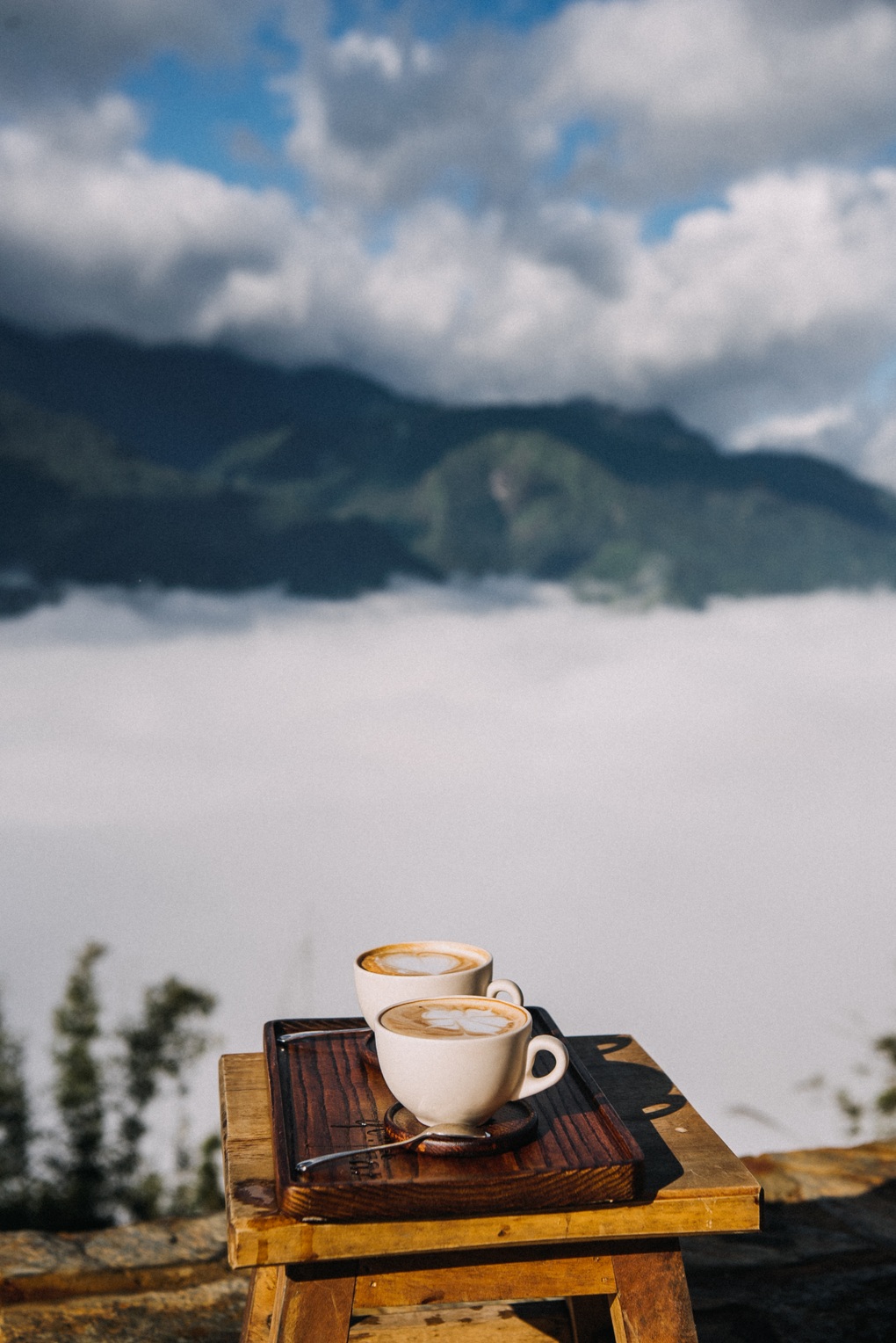 Độc đáo quán cà phê neo mình bên sườn núi ở Sapa