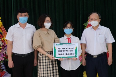 Bạn đọc Dân trí giúp đỡ nữ sinh mồ côi khuyết tật hàng trăm triệu đồng