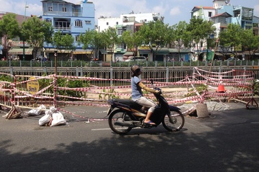 Hố “tử thần” án ngữ cả tuần trên đường Trường Sa