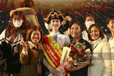 Xôn xao hình ảnh băng rôn sai chính tả trong cuộc thi "Người đẹp Hoa Ban"