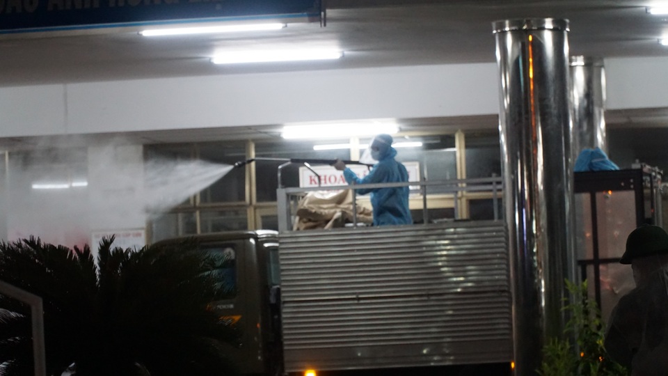 Quân đội phun thuốc khử khuẩn 2 bệnh viện ở Đà Nẵng - 4 Quân đội phun thuốc khử khuẩn 2 bệnh viện ở Đà Nẵng - 4