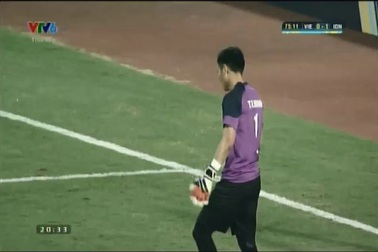 Thủ thành Nguyên Mạnh nhận thẻ đỏ trực tiếp