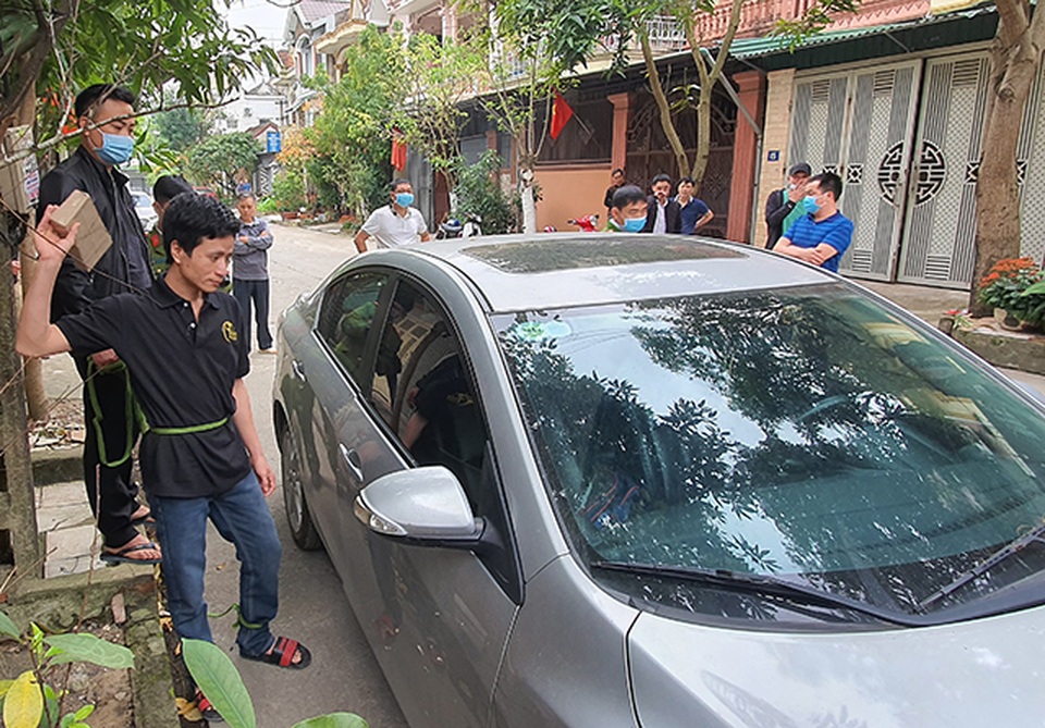 Nửa đêm mưa gió đập kính ô tô trộm… vợt bóng bàn - 2