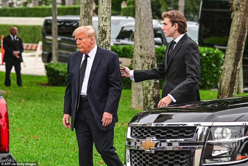 Cậu út Barron Trump thu hút chú ý khi xuất hiện với chiều cao 2,01m - 1 Cậu út Barron Trump thu hút chú ý khi xuất hiện với chiều cao 2,01m - 1