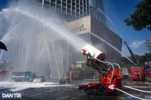 Robot chữa cháy diễn tập sự cố hỏa hoạn ở tòa nhà siêu cao tầng