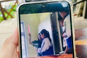 Cho thôi việc nữ giáo viên dùng thước đánh liên tục vào tay học sinh