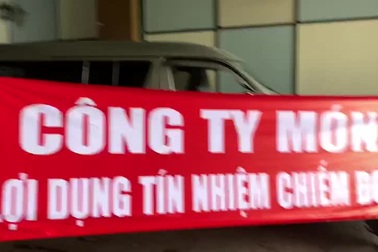 Nhà cung cấp nguyên vật liệu căng băng rôn đòi nợ Món Huế.