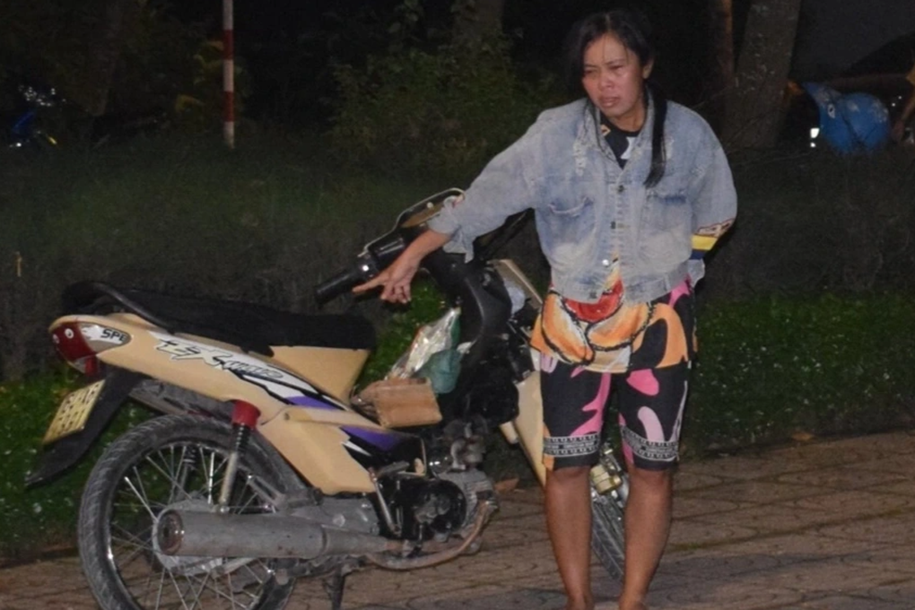 Cảnh sát truy đuổi 2km để bắt người phụ nữ giật dây chuyền - 1 Cảnh sát truy đuổi 2km để bắt người phụ nữ giật dây chuyền - 1