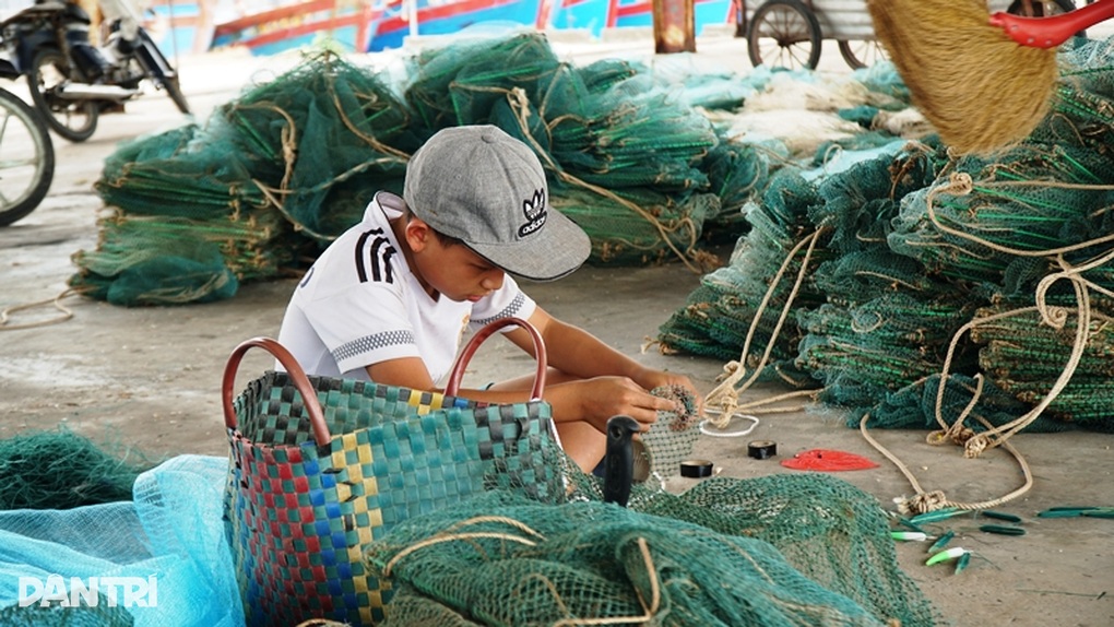 Ngư dân Nam Định chằng buộc tàu thuyền, đan lưới chờ bão Talim đi qua - 5 Ngư dân Nam Định chằng buộc tàu thuyền, đan lưới chờ bão Talim đi qua - 5
