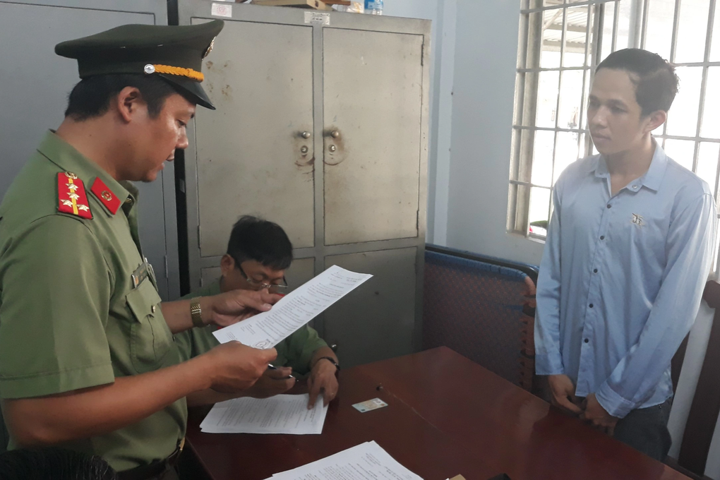Thanh niên lên mạng mua súng quân dụng để... phòng thân - 1 Thanh niên lên mạng mua súng quân dụng để... phòng thân - 1