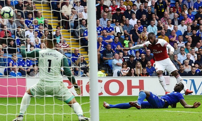 Lacazette ấn định thắng lợi cho Arsenal bằng cú nã đại bác vào góc gần. Ảnh: PL.