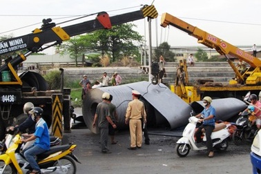 Lật container chở sắt cuộn, giao thông hỗn loạn