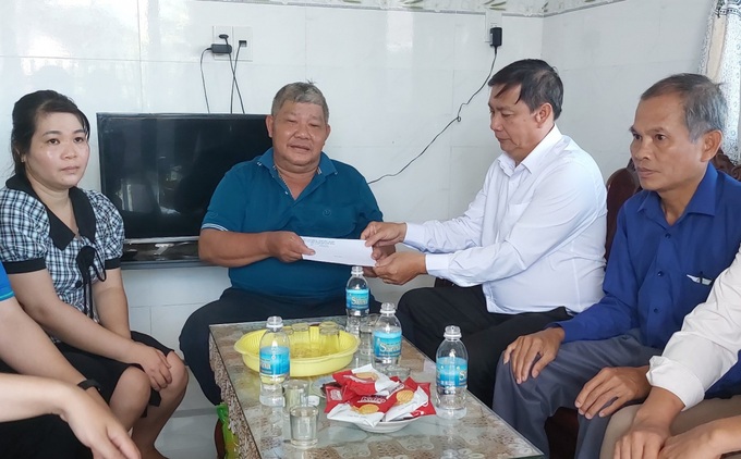 Ông Văn Đình Tri-Phó Giám đốc Sở LĐ-TB&XH tỉnh Khánh Hòa thăm hỏi, trao hỗ trợ cho thân nhân gia đình ông Trần Trọng Hiếu ở thị trấn Diên Khánh bị TNLĐ.
 

