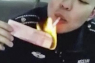 Nhận cái kết đắng vì đốt tiền để châm thuốc ở TQ