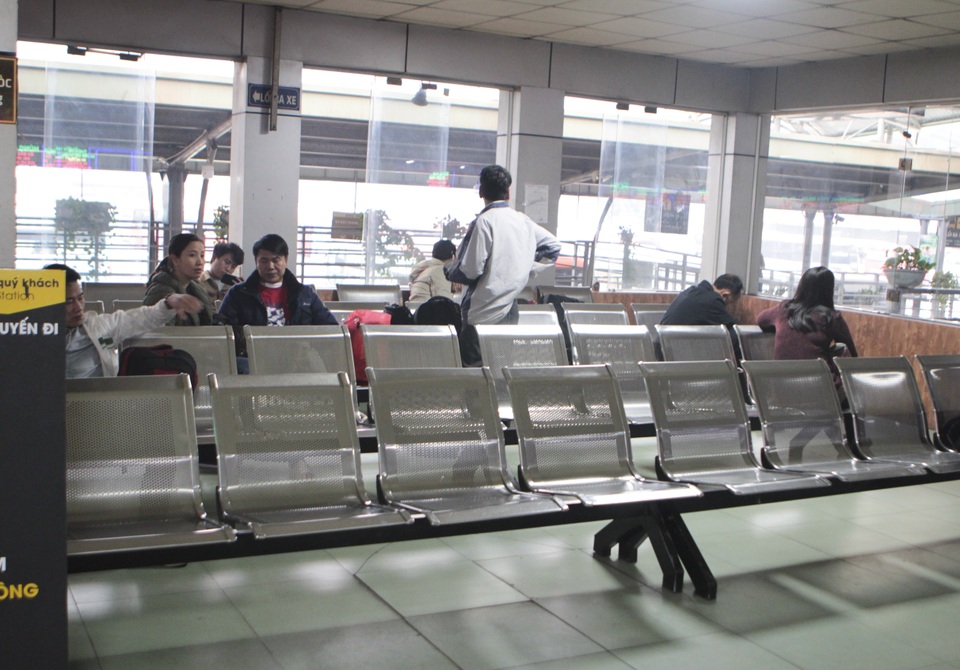 Hà Nội: Bến xe vắng lạ thường chiều cuối năm - 7