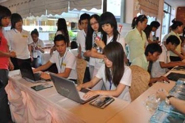 Thanh thiếu niên kiều bào hào hứng bình chọn cho kỳ quan Vịnh Hạ Long