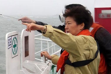 Tổng thống Hàn Quốc thức trắng đêm vì vụ chìm phà