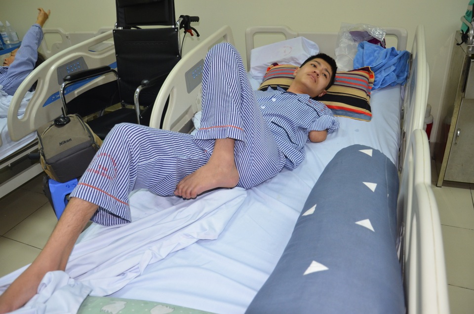 Hơn 102 triệu của bạn đọc đến với chàng trai một tay dành cơ hội cứu mẹ - 3 Hơn 102 triệu của bạn đọc đến với chàng trai một tay dành cơ hội cứu mẹ - 3