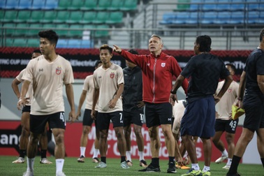 HLV Myanmar chỉ trích học trò nặng nề vì bàn thua khó hiểu trước Singapore