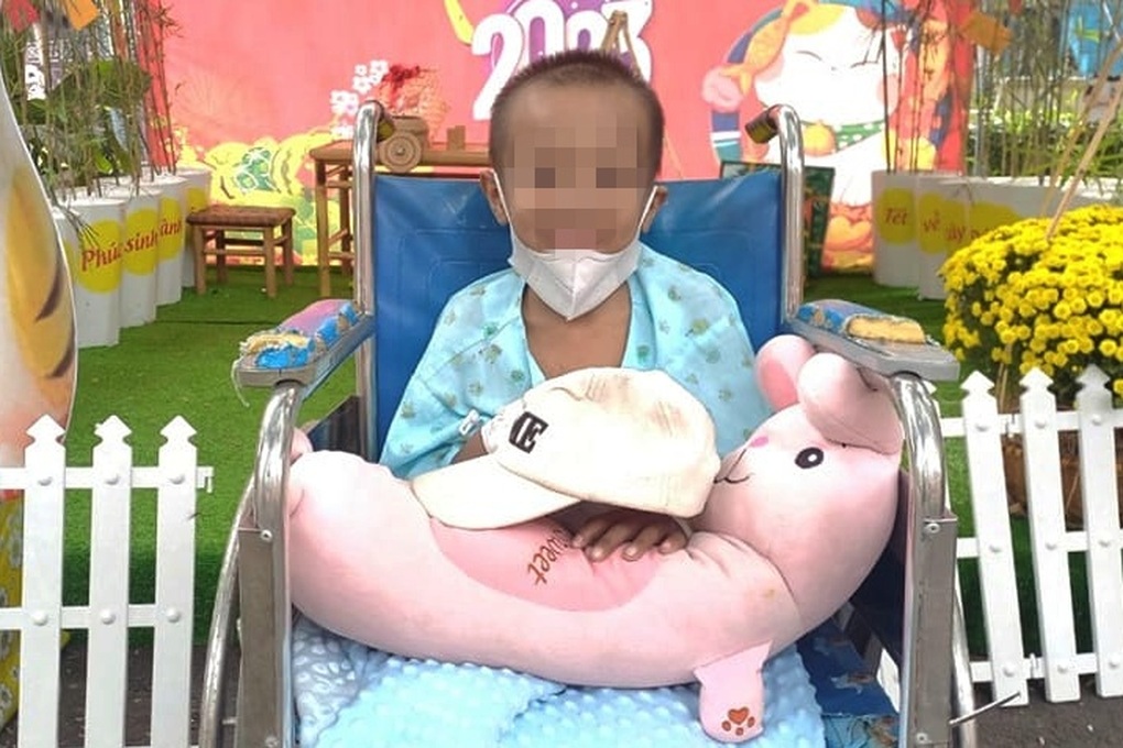 Bé trai 6 tuổi sốc phản vệ nguy kịch, nghi dị ứng kháng sinh ở bệnh viện - 2 Bé trai 6 tuổi sốc phản vệ nguy kịch, nghi dị ứng kháng sinh ở bệnh viện - 2