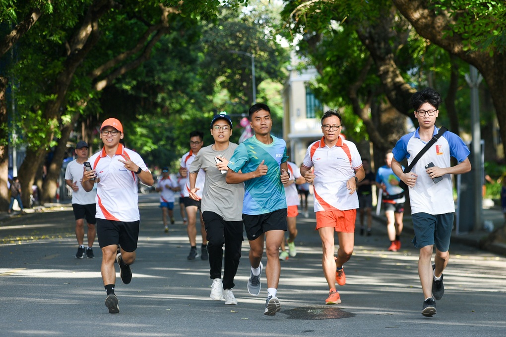 2.000 người trẻ tham gia giải chạy tại bờ hồ Hoàn Kiếm - 1
