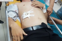 Nam sinh dùng dao bấm đâm thầy giáo vì bị nhắc nhở sau khi xăm hình