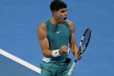 Alcaraz, Medvedev tiến vào tứ kết, Djokovic lại thất bại ở Qatar Open