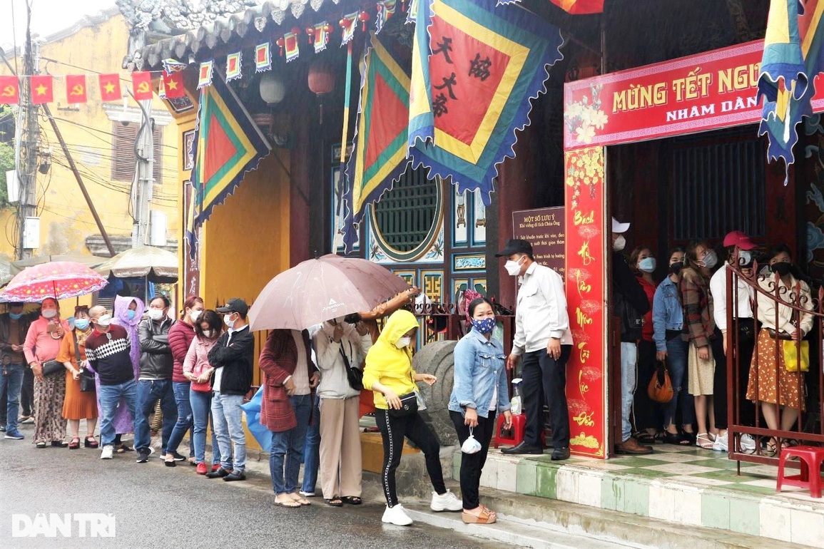Người dân đội mưa xin lộc đầu năm ở phố cổ Hội An - 1 Người dân đội mưa xin lộc đầu năm ở phố cổ Hội An - 1