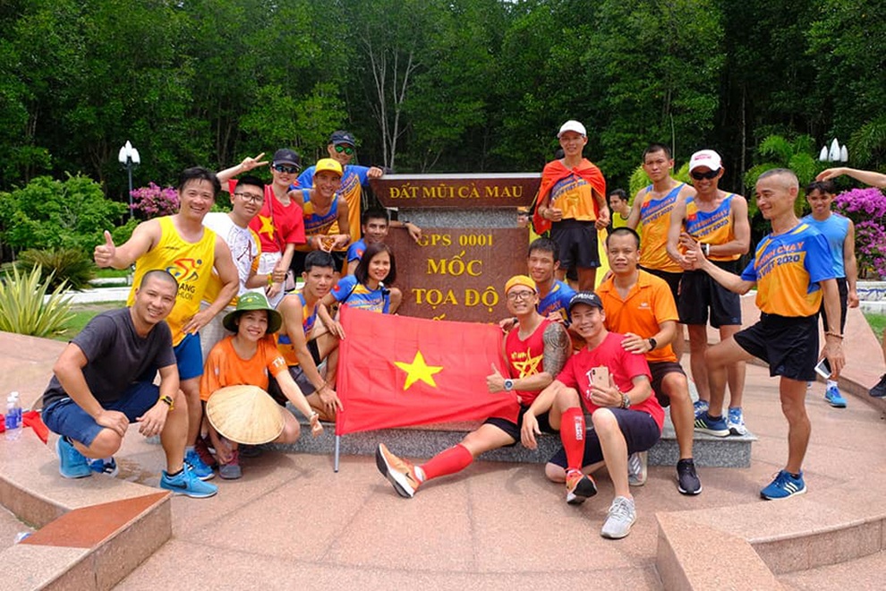 Chú rể chạy bộ gần 20km để đón dâu trong ngày cưới - 4 Chú rể chạy bộ gần 20km để đón dâu trong ngày cưới - 4