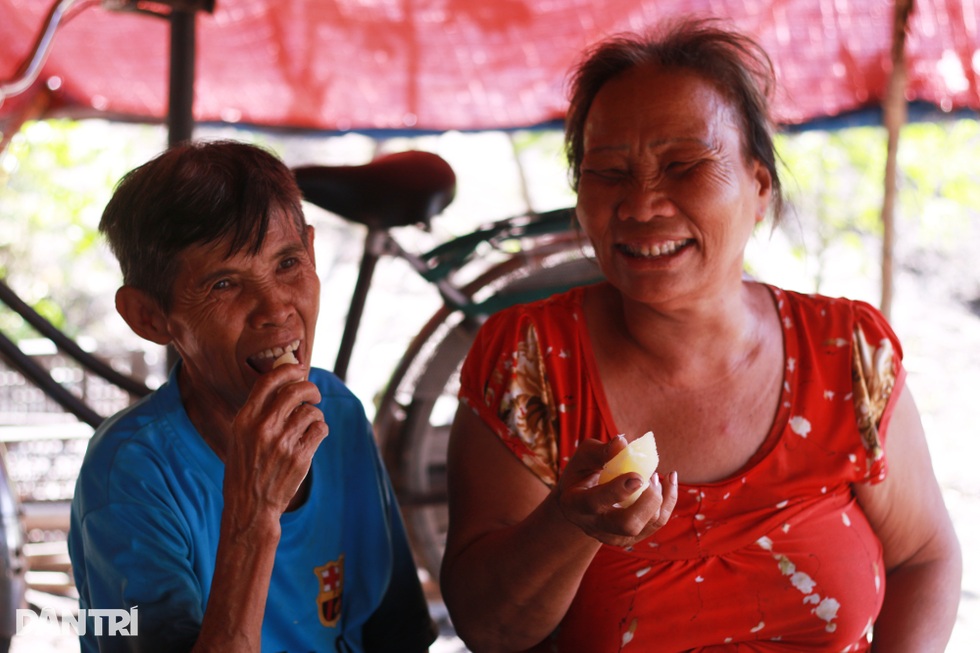 Cuộc sống bên nghĩa trang của cặp vợ chồng phụ nữ gắn bó 30 năm - 3