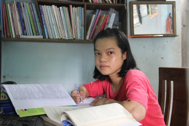 Nỗi lo của nữ sinh mồ côi đỗ cả hai trường đại học y