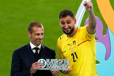 Người hùng của đội tuyển Italia nhận giải Cầu thủ xuất sắc nhất Euro 2020