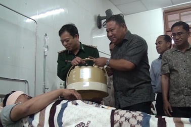Giám đốc An ninh Lào thăm chiến sĩ biên phòng Việt Nam bị thương trong chuyên án bắt ma túy