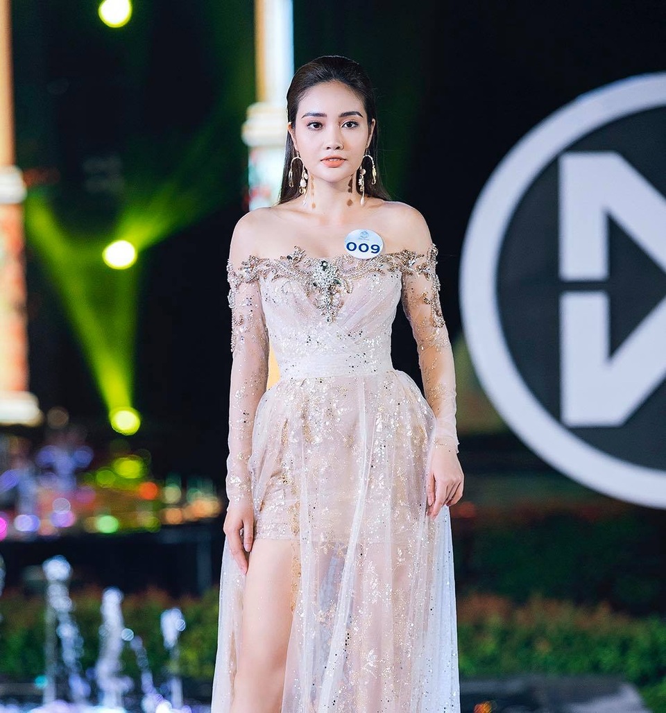 Ngắm 9X chân dài, gợi cảm gia nhập câu lạc bộ bạn gái cầu thủ - 10 Ngắm 9X chân dài, gợi cảm gia nhập câu lạc bộ bạn gái cầu thủ - 10