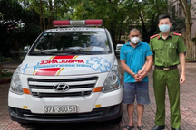 Lái xe cứu thương lao vào cảnh sát khi bị phát hiện vận chuyển ma túy