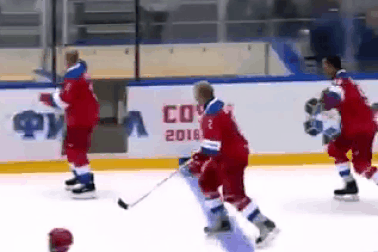 Ông Putin ngã trên sân khúc côn cầu khi chào khán giả