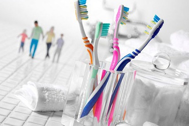 Hủy hoại răng miệng do dùng bàn chải đánh răng sai cách