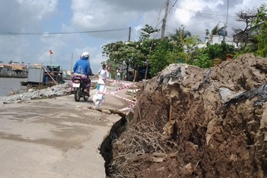 Phát hoảng vì đường bất ngờ lún sâu hơn 1 m