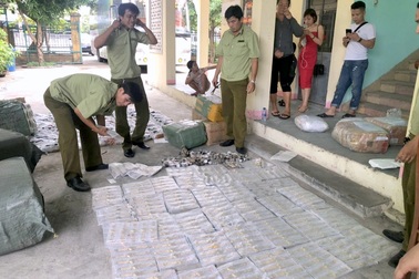 Phát hiện xe khách chở nhiều hàng hóa không có hóa đơn, chứng từ