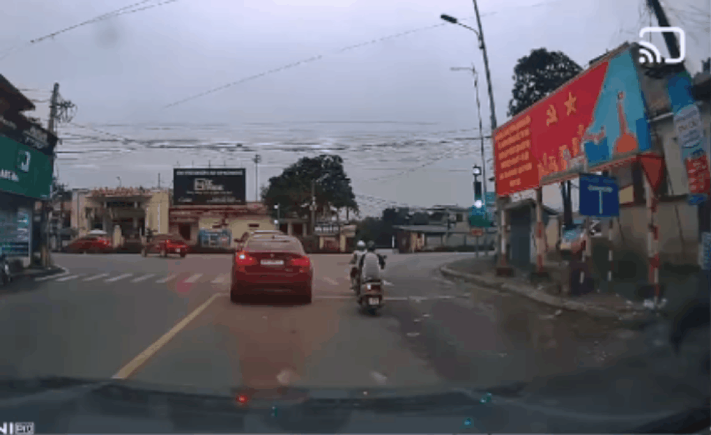 Đèn xanh còn 36 giây bất ngờ chuyển vàng, tài xế không kịp trở tay - 2 Đèn xanh còn 36 giây bất ngờ chuyển vàng, tài xế không kịp trở tay - 2