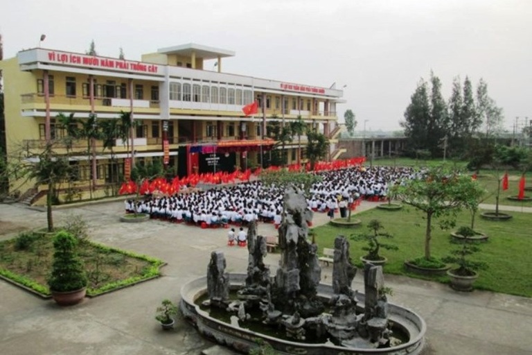 Nam Định: Nam sinh quay lén cô giáo trong nhà vệ sinh để tống tiền